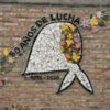 Mural en mosaico con un pañuelo planco característico de las madres y abuelas de Plaza de Mayo del que surgen flores de muchos colores. Sobre el pañuelo se lee la frase: 1976 - 2026 50 años de lucha.